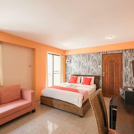 Oyo 110 Old Town Hotel Bangkok Bagian luar foto