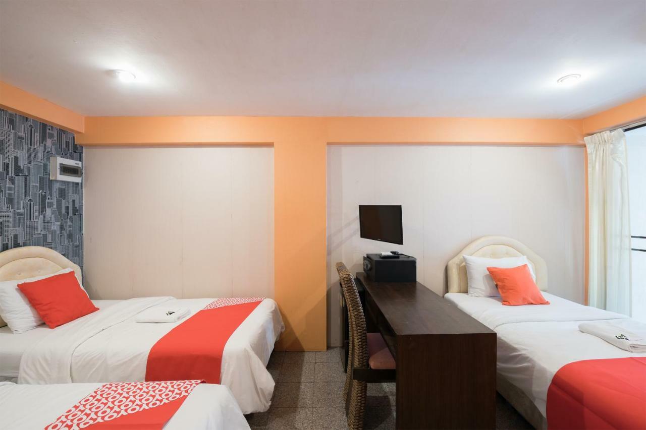 Oyo 110 Old Town Hotel Bangkok Bagian luar foto