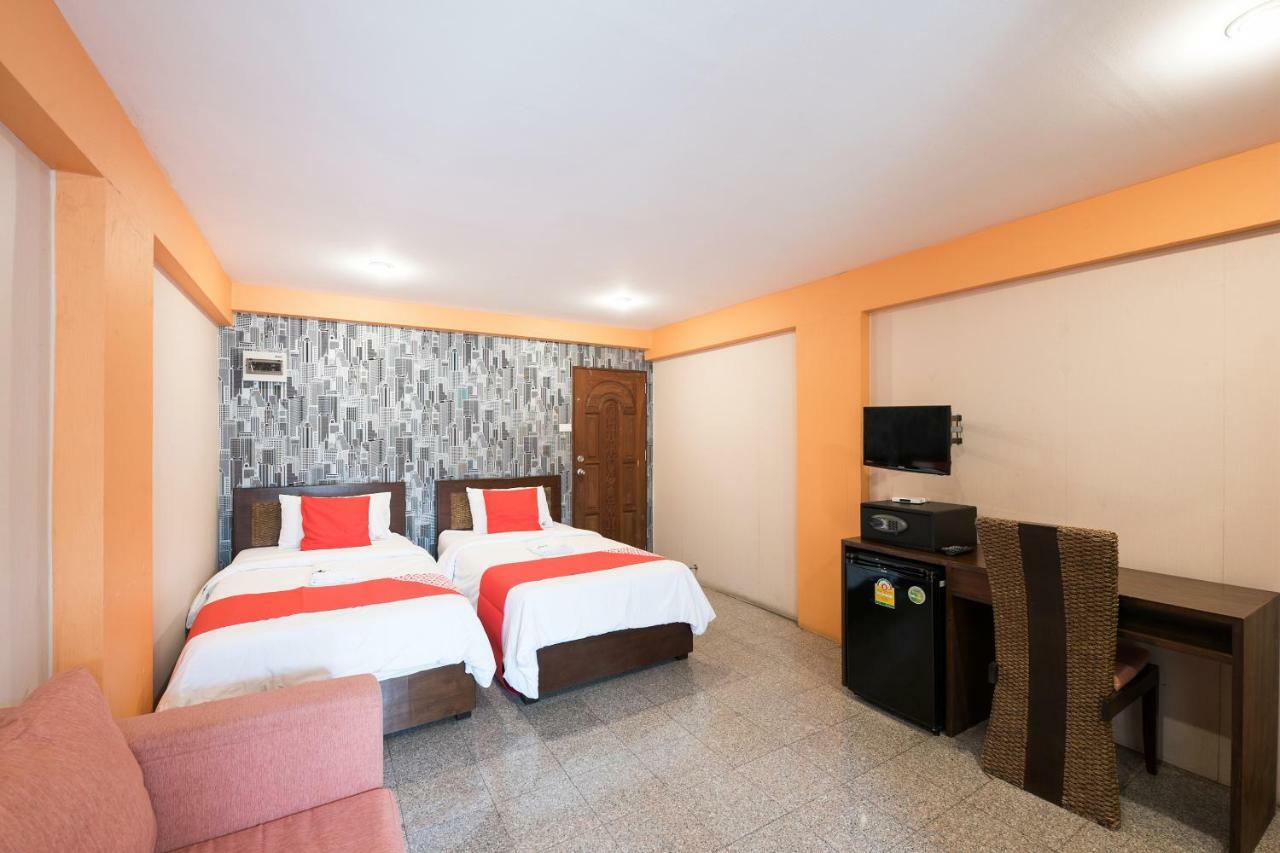 Oyo 110 Old Town Hotel Bangkok Bagian luar foto